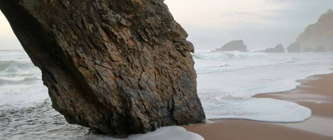 Nem no Algarve, nem nas ilhas: a praia mais bem avaliada de Portugal em 2026 fica em Sintra e tem um arco rochoso impressionante