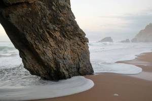 Nem no Algarve, nem nas ilhas: a praia mais bem avaliada de Portugal em 2026 fica em Sintra e tem um arco rochoso impressionante