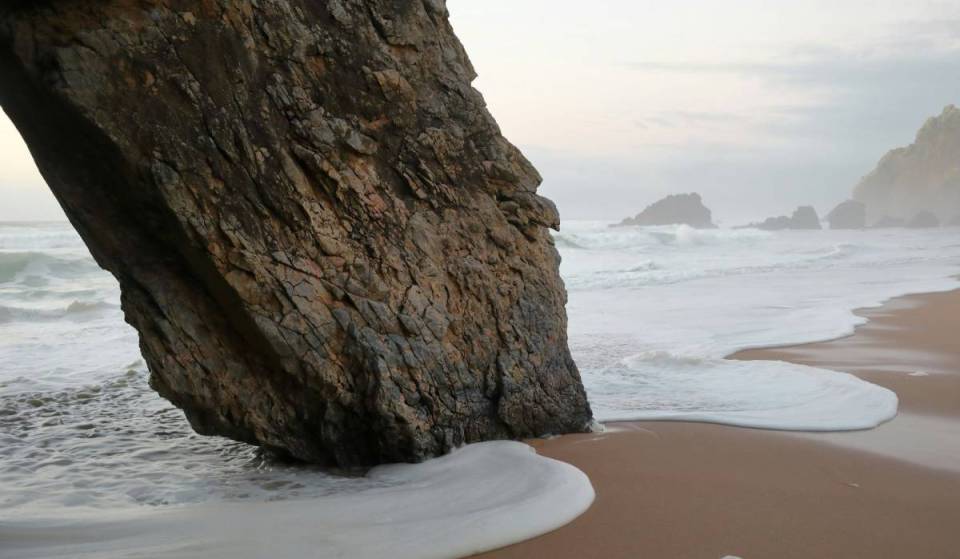Nem no Algarve, nem nas ilhas: a praia mais bem avaliada de Portugal em 2026 fica em Sintra e tem um arco rochoso impressionante