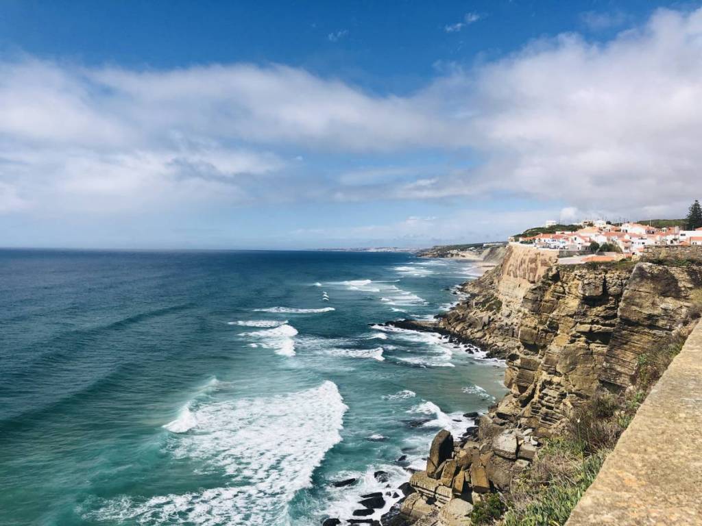 Nem ar condicionado, nem praias abafadas: descobrimos os oásis da frescura onde os termómetros baixam até 10 graus