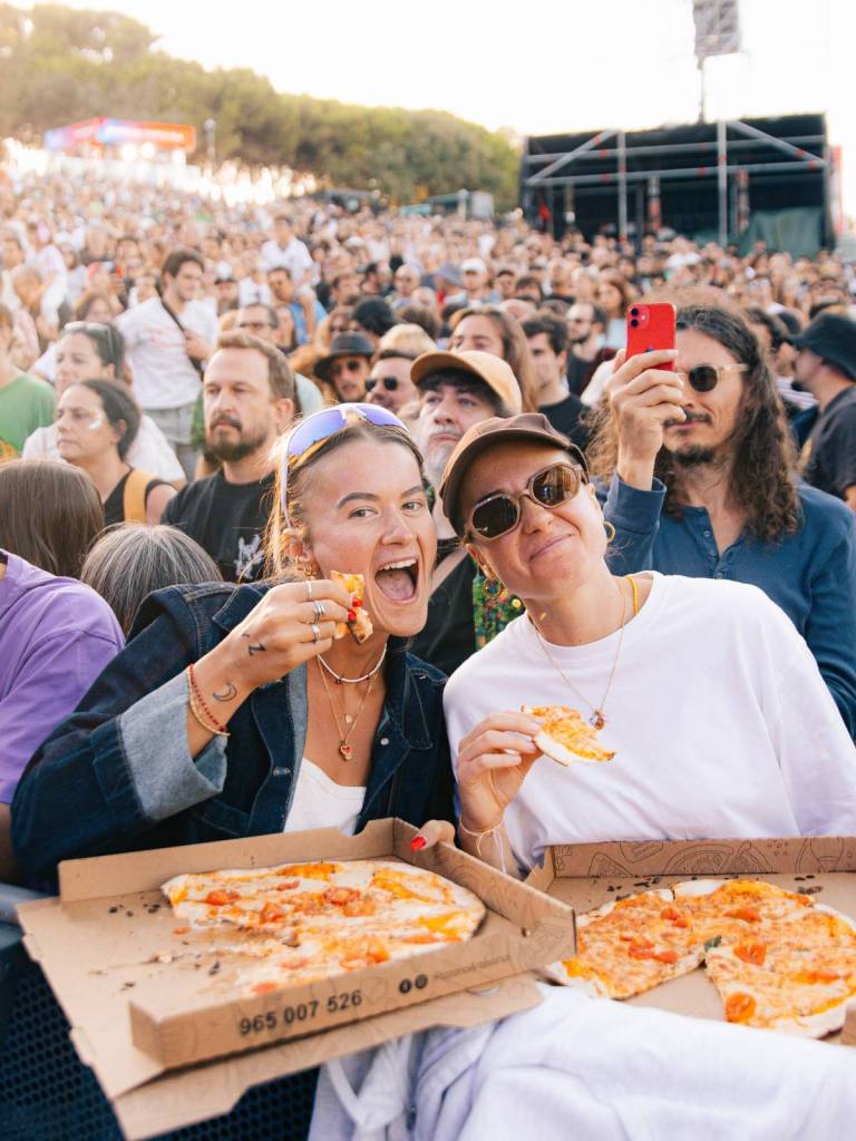 festeggianti che mangiano la pizza al MEO Kalorama 2026 