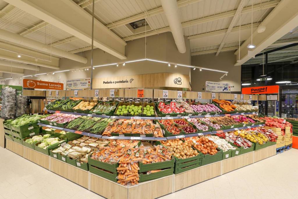 el puesto de frutas y verduras en los supermercados Lidl