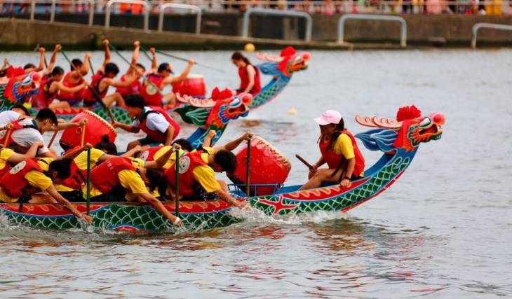 Este espetáculo milenar oriental chega a Lisboa pela primeira vez: são esperados mais de 700 participantes a remar ao ritmo de tambores