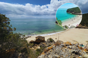Conosciuta come il «paradiso segreto dell’Atlantico»: la spiaggia selvaggia con rocce gigantesche e sabbia incontaminata a soli 40 minuti dal centro di Lisbona