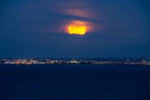 A Lua Cheia de 26 de setembro nasce 24 minutos antes do pôr do Sol: os 7 miradouros de Lisboa para a ver