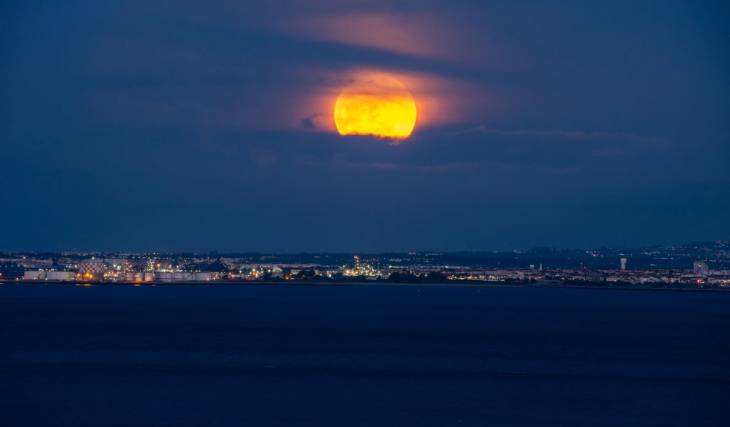 A Lua Cheia de 26 de setembro nasce 24 minutos antes do pôr do Sol: os 7 miradouros de Lisboa para a ver