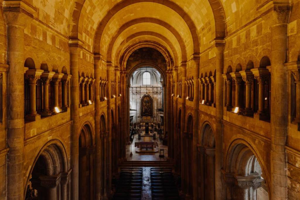 interior da sé de lisboa uma das sete novas maravilhas de portugal