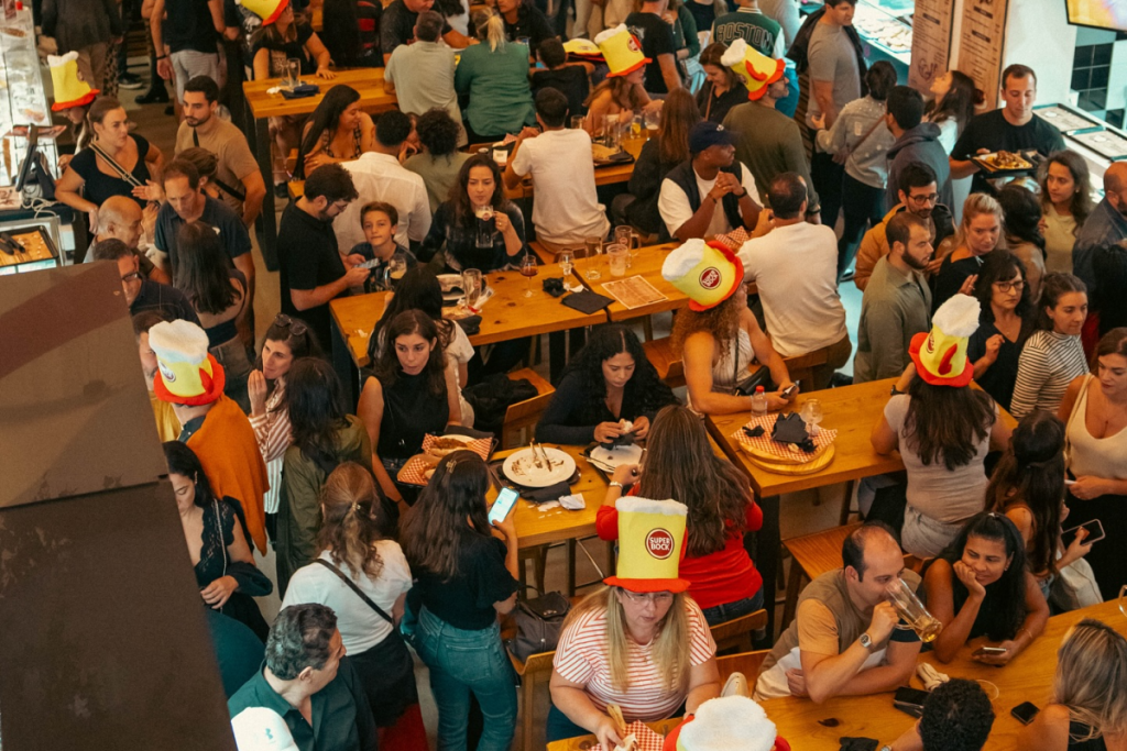 pessoas no beerfest no mercado de algés