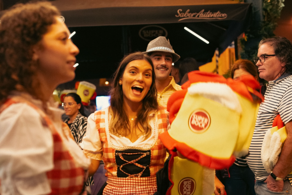 pessoas no beerfest no mercado de algés 