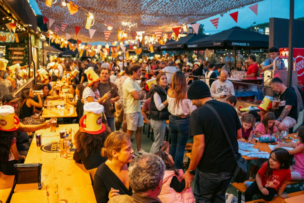 pessoas no beerfest no mercado de algés