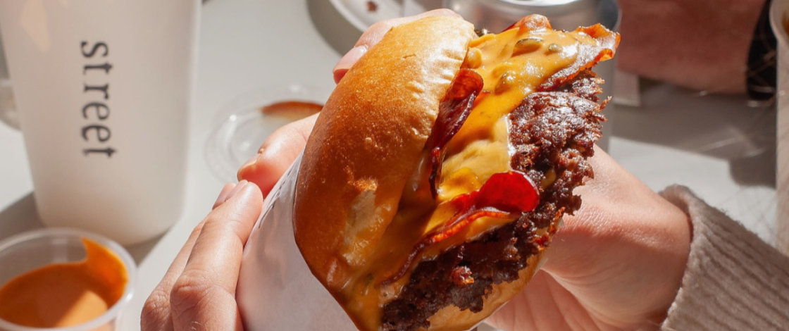 Viciantes e muito gulosos: esquece as hamburguerias tradicionais e descobre o novo mapa definitivo dos melhores smash burgers de Lisboa a partir de apenas 9€