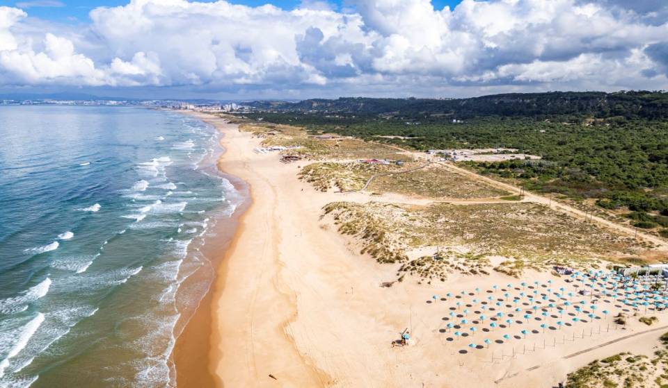 A época balnear acaba no dia 30: os últimos dias de praia vigiada perto de Lisboa — e as praias onde já acabou