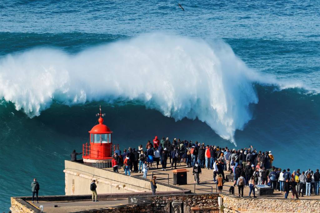Prestes a chegar a altura das ondas gigantes na Nazaré