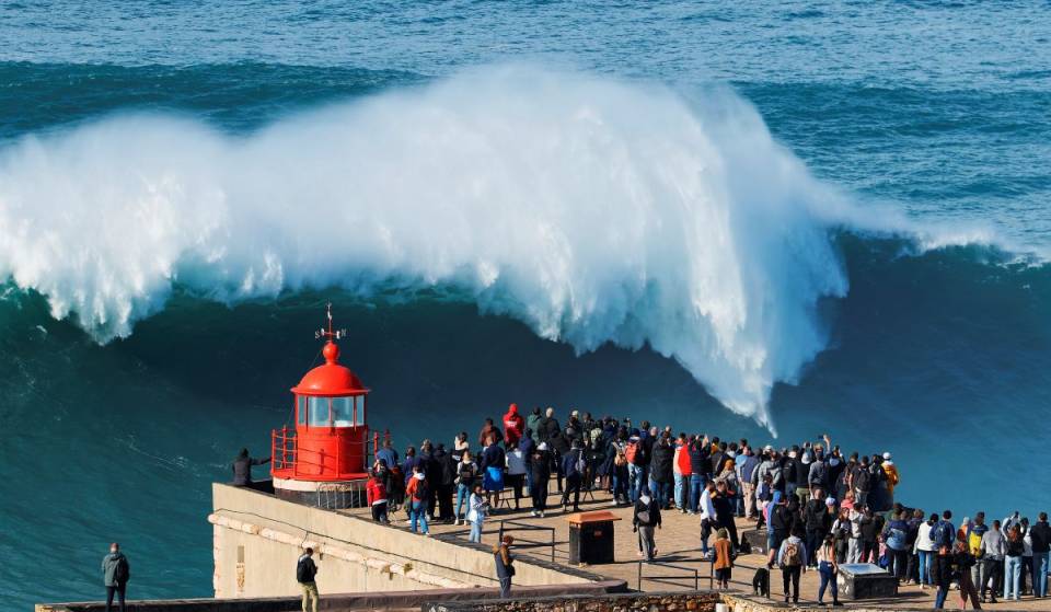 1:30 Stunde von Lissabon entfernt und mit Rekorden von über 26 Metern: Die Saison der Riesenwellen in Nazaré steht kurz vor der Rückkehr und kann kostenlos beobachtet werden
