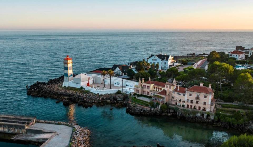 Un esclusivo giro in barca lungo la costa di Cascais: scopri la Cittadella e la Boca do Inferno con un drink di benvenuto e musica di sottofondo