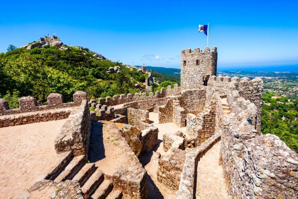 vale a pena visitar o castelo dos mouros em sintra