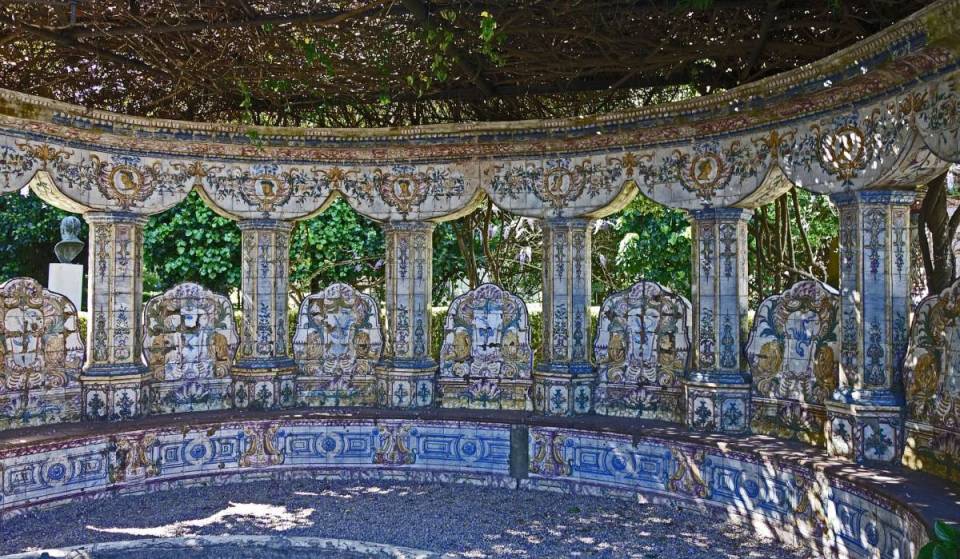 Un jardin du XVIIIe siècle recouvert de carreaux de faïence, classé « Bien d’intérêt public » depuis 1962, se cache à l’intérieur d’une école à Lumiar