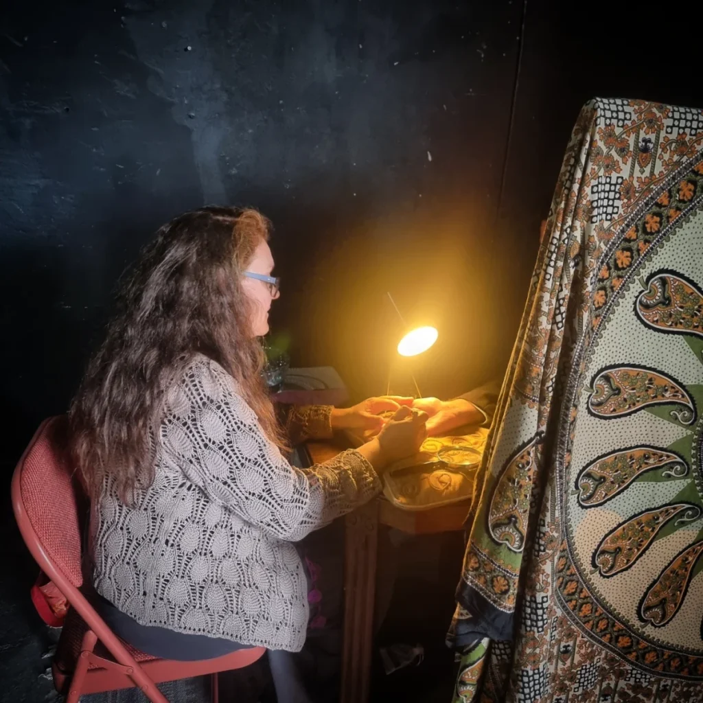 cartomante a ler a mão na Feira do Oculto e Esoterismo