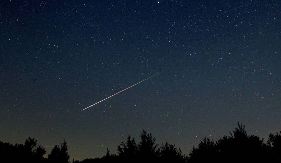 Porque é que deves olhar para o céu noturno de Lisboa esta semana em vez de esperar pela Lua Cheia? A magia astronómica das Dracónidas explicada