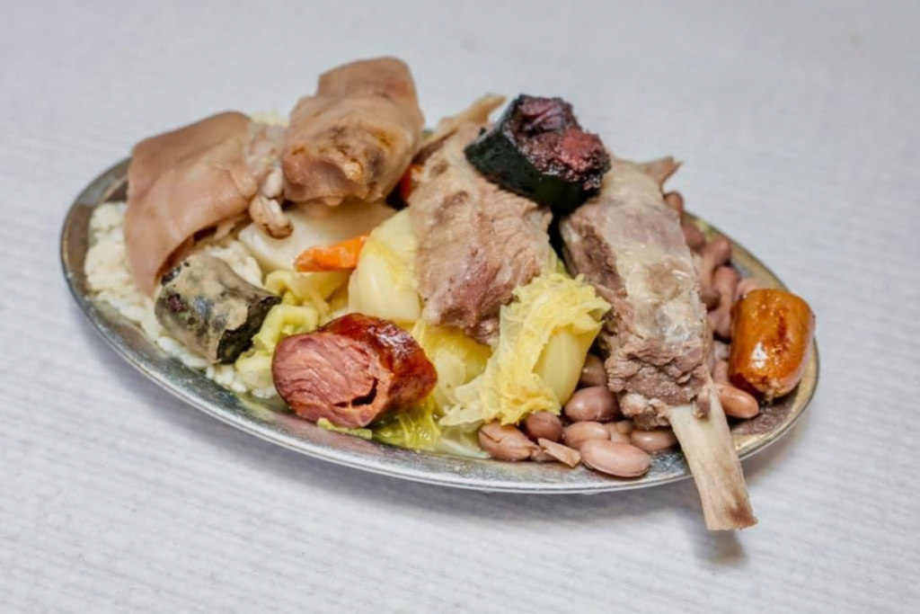 piatto di cozido alla portoghese in un ristorante a Lisbona