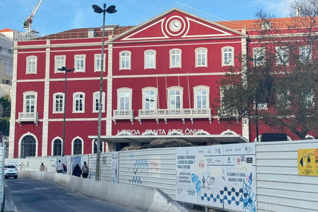 lavori di drenaggio alla stazione di Santa Apolónia