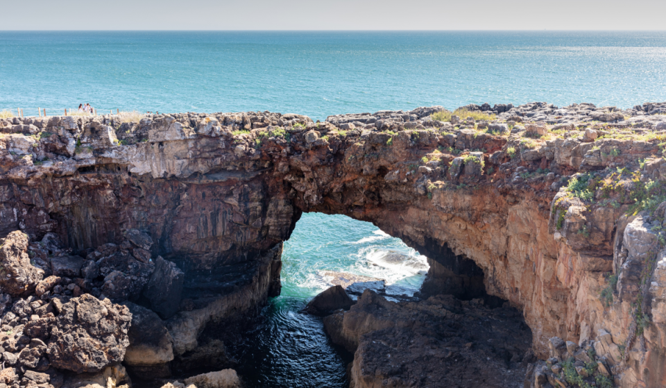 1930 half Fernando Pessoa dabei, ein vorgetäuschtes Verschwinden an der „Boca do Inferno“ zu inszenieren; fast ein Jahrhundert später ist diese frei zugängliche Klippe in Cascais einer der absoluten Must-Sees an der Küste