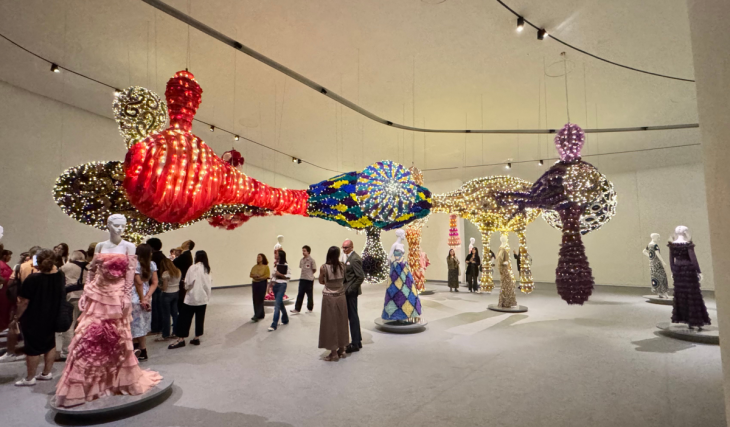 Alta-costura e arte contemporânea: nova exposição “Venus” no MAAT cruza instalaç