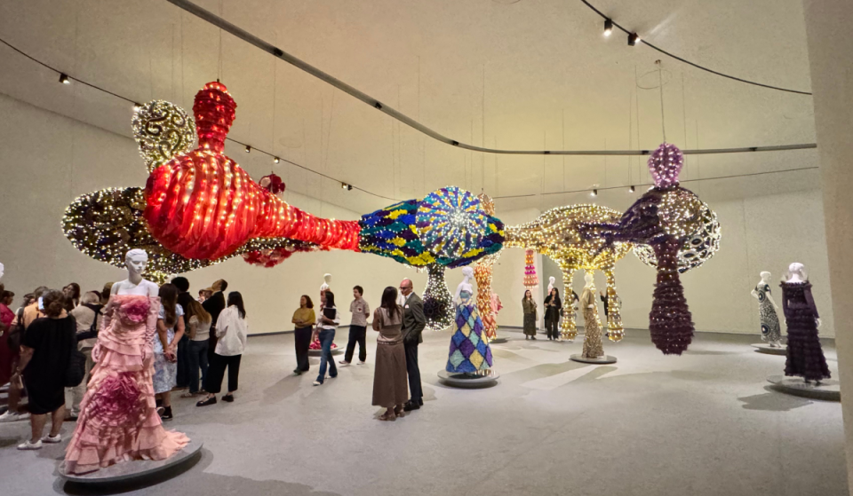 Alta-costura e arte contemporânea: nova exposição “Venus” no MAAT cruza instalações em grande escala de Joana Vasconcelos com vestidos de arquivo de Valentino