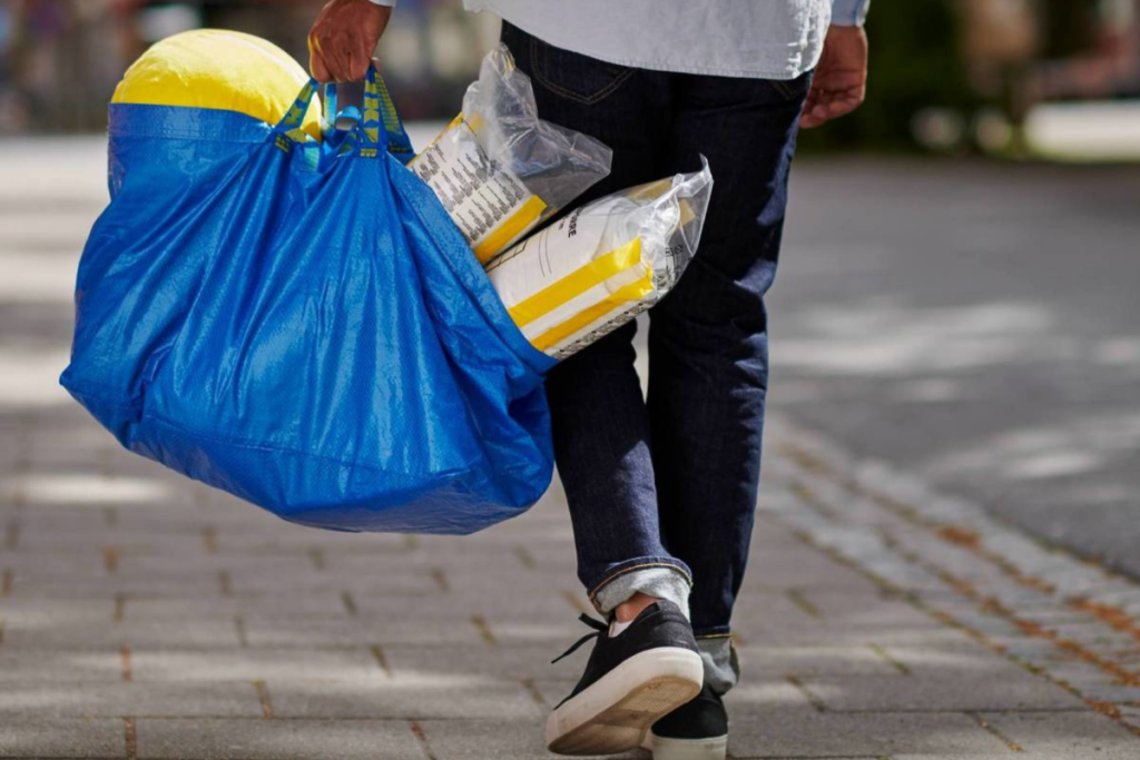 homem carregar saco azul frakta do ikea