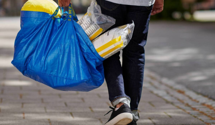 Em 1996, a IKEA lançou o saco azul FRAKTA; 30 anos depois, vende 44 milhões por 