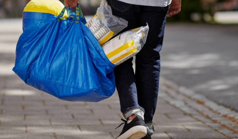 Em 1996, a IKEA lançou o saco azul FRAKTA; 30 anos depois, vende 44 milhões por ano e tem agora uma nova versão feita com 90% de plástico reciclado