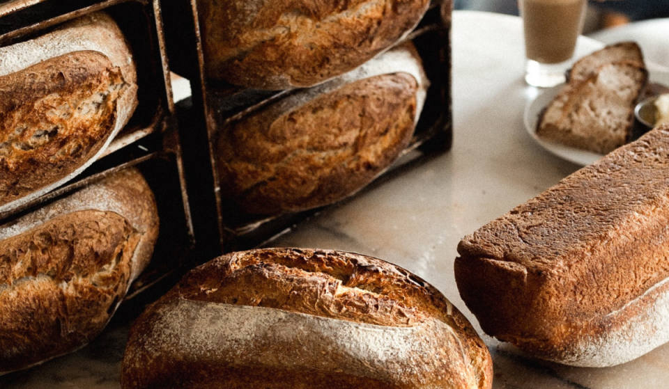 Von einem kleinen Laden mit nur 33 Quadratmetern in Bica, wo 72 Stunden lang gegärt wird, bis hin zu den trendigsten Projekten – hier ist der Guide zum besten Brot in Lissabon