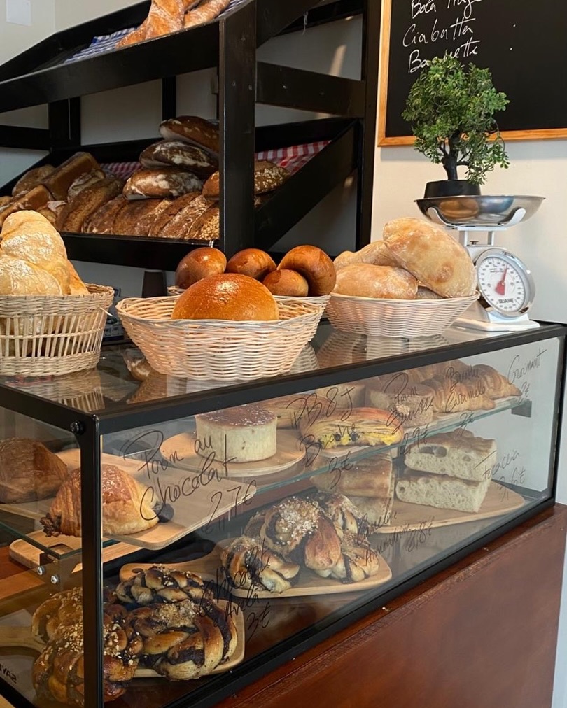 Brot- und Gebäckauslage bei Soares & Co. 