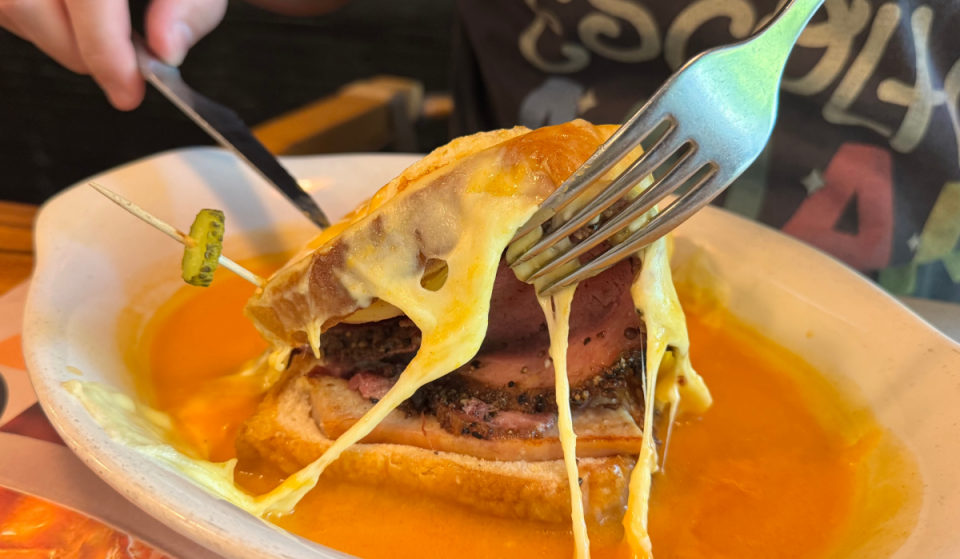 Provámos a nova Francesinha com Pastrami em Lisboa: custa 19,90€, junta o molho do DOTE com cortes do KAU, mas o ovo falha num detalhe