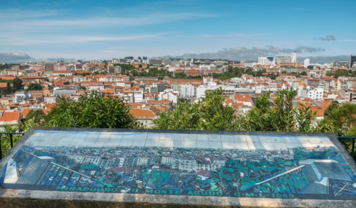 Escondido atrás de uma escola entre a Graça e os Anjos, este miradouro dos anos 50 tem pérgula, quiosque e vista larga sobre Lisboa