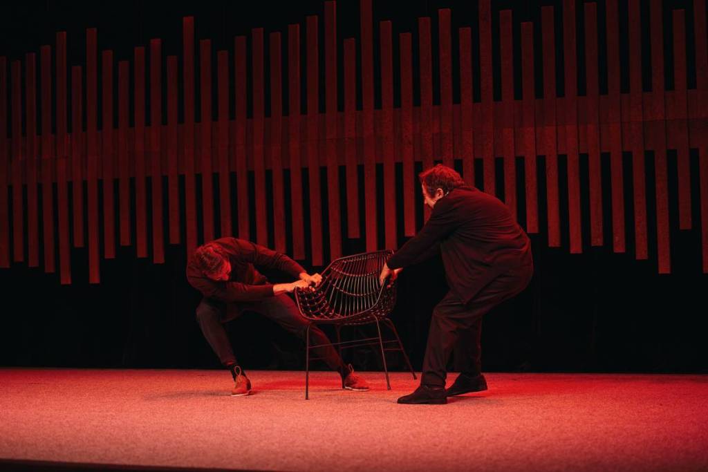 peça de teatro COCK; em cena os atores Romeu Costa e Adriano Luz