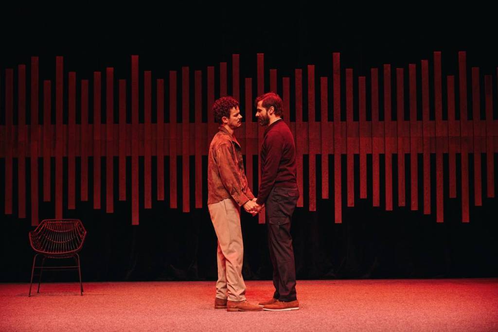 peça de teatro COCK; em cena os atores Cristóvão e Romeu Costa