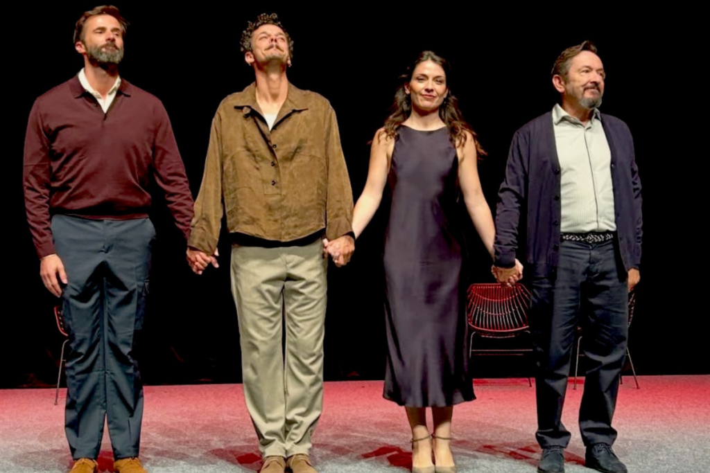 foto de agradecimento dos atores da peça de teatro COCK