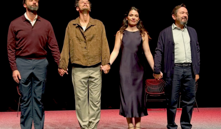 “COCK”, uma “luta de galos” em cena no Teatro Maria Matos: entre dois amores, não resta nenhuma certeza