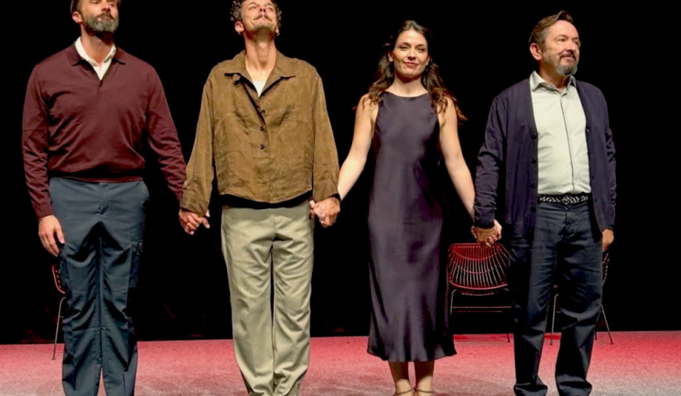 “COCK”, uma “luta de galos” em cena no Teatro Maria Matos: entre dois amores, não resta nenhuma certeza