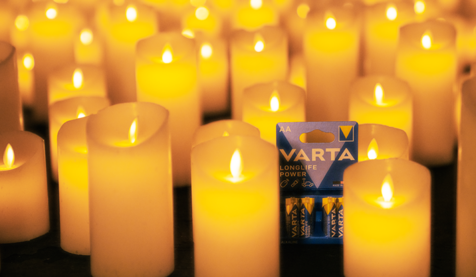 A monumental Aula Magna da Universidade de Lisboa recebe um concerto intimista à luz de mil velas LED: sente a música de Coldplay e Imagine Dragons ao vivo com a energia da VARTA