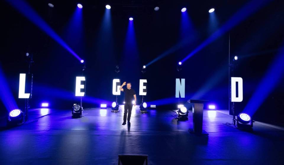Ricky Gervais traz “Legend” à MEO Arena em 2027; a digressão mundial vai dar origem ao quinto especial da estrela de stand-up comedy na Netflix