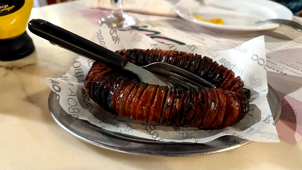 chouriço assado no restaurante naBoa