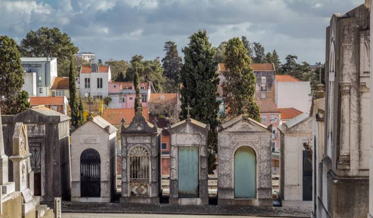 Em 1833, uma epidemia de cólera levou Lisboa a abrir o Cemitério dos Prazeres, onde foram sepultados Fernando Pessoa e Amália; 193 anos depois, é «o único museu a céu aberto» da cidade e guarda o maior jazigo privado da Europa