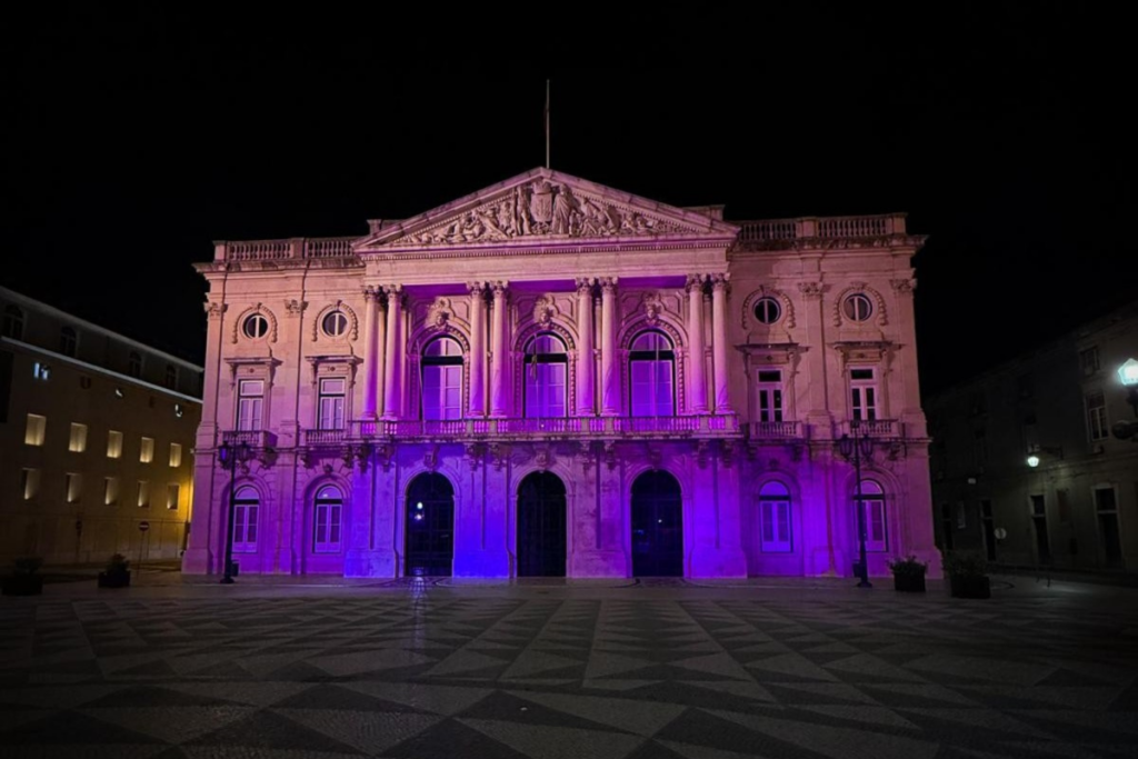 Movimento Recordar 1755, monumentos iluminados de cor roxa