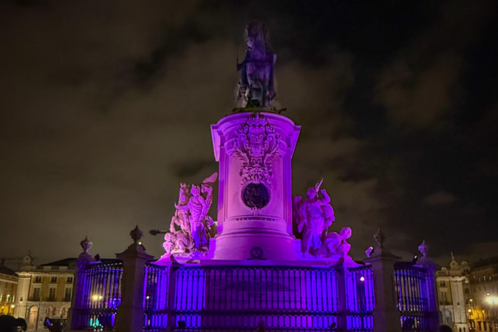 Movimento Recordar 1755, monumentos iluminados de cor roxa