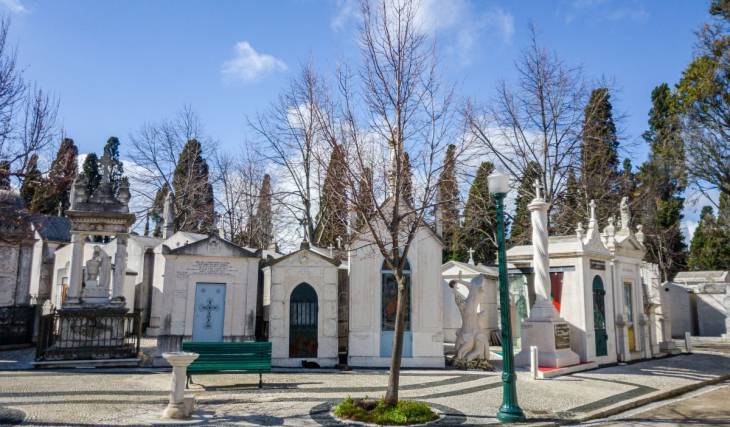 Fernando Pessoa esteve sepultado 50 anos neste cemitério de Lisboa, aberto em 1833 por causa da cólera; hoje é «o único museu a céu aberto» da cidade