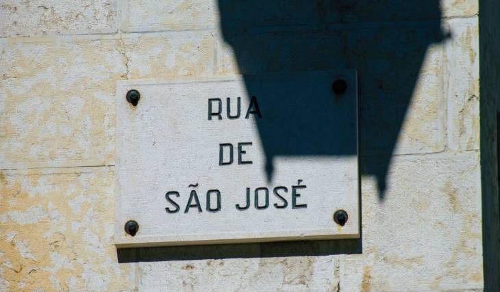 Em 1979, António Variações abriu a sua própria barbearia na Rua de São José, em Lisboa; cinco anos depois, o país perdia uma das suas estrelas pop mais irreverentes