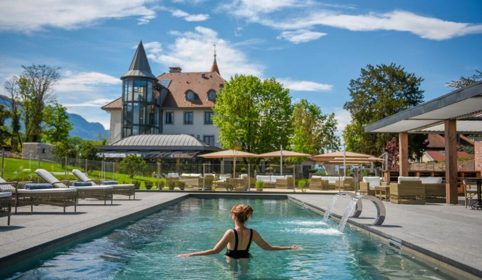 Un magnifique château 4* avec piscine entre lac et montagne a ouvert à 1h de Lyon !