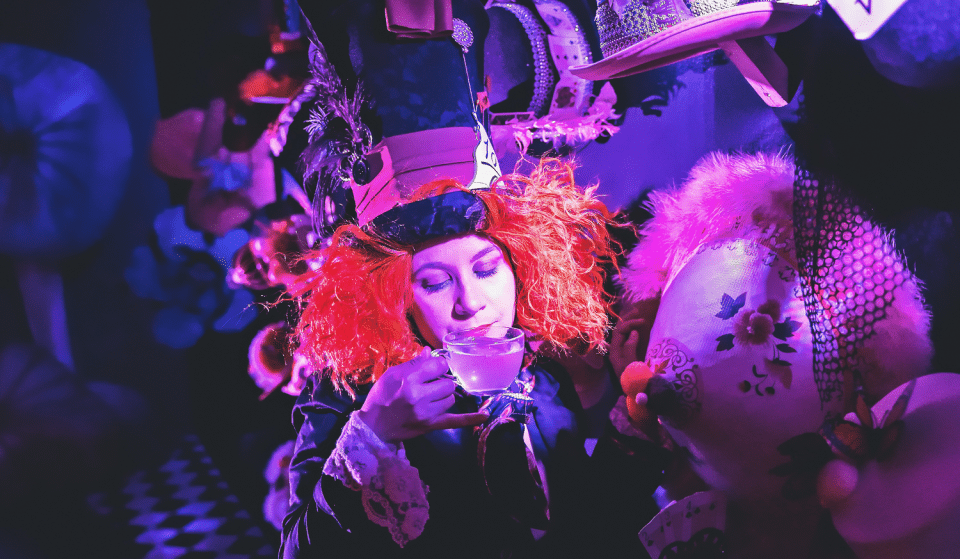 Mad Hatter : la Gin & Tea Party du Chapelier Fou reprend sur une incroyable péniche à Lyon !